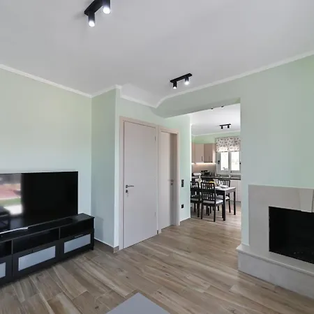 Penelope Halipoma * Lefkáda